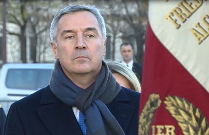  Klugman  uručio Đukanoviću  medalju grada Pariza