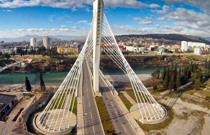 Royal grupa bi banku i plac u PG