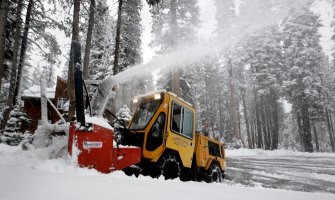 Kalifornija: Snijeg, olujni vjetar i kiša paralisali saobraćaj