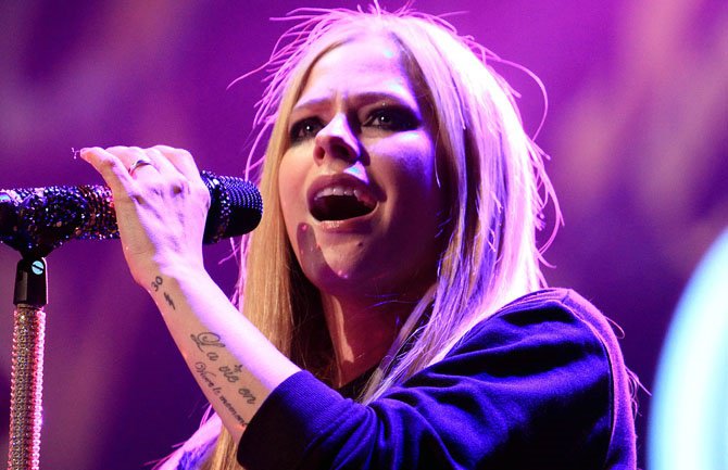 Avril Lavinj: Ja sam bolesna, molite se za mene!