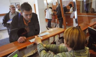 Bankarska službenica varajući Kineze 