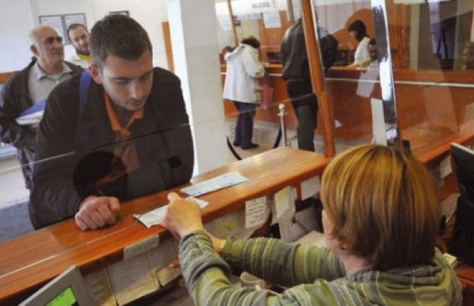 Bankarska službenica varajući Kineze 