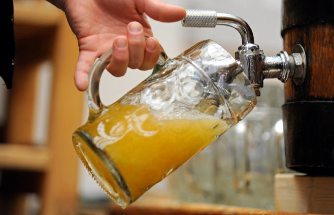 Na sahrani pili pivo, pa umrli