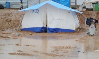 Sve teži život izbjeglica u poplavljenom kampu