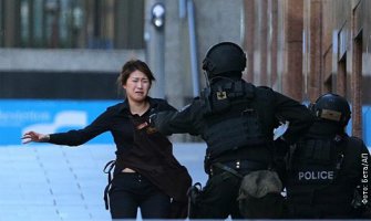 Sidnej: Naoružani napadač drži u kafiću  40 ljudi kao taoce,bombe po gradu