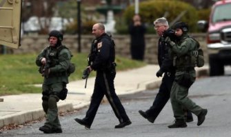 SAD: Veteran ubio petoro ljudi, policija opkolila napadača 