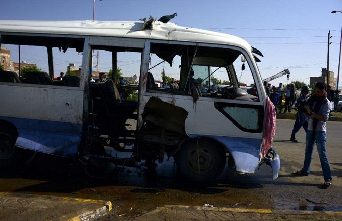 U dva bombaška napada poginulo 30 osoba, među kojima 20 učenica