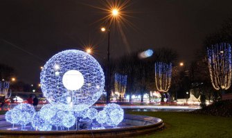 Božićni i novogodišnji ukrasi krase Pariz