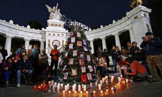 Jelka okićena portretima nestalih studenata
