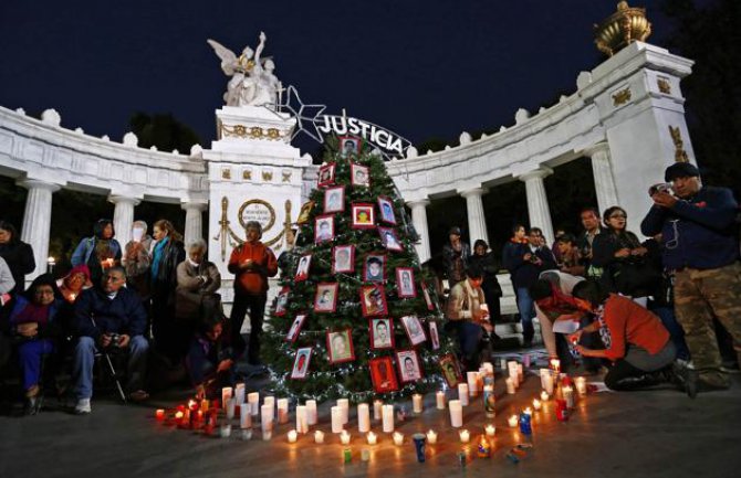 Jelka okićena portretima nestalih studenata