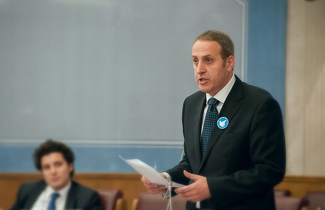 Popović: Povećati plate javnom sektoru 5 %