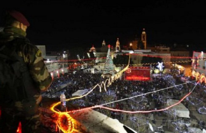 Demonstranti protestovali u odijelu Djeda Mraza