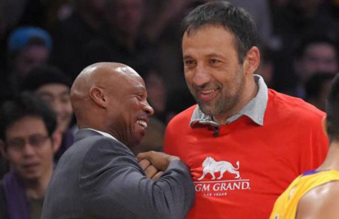 Divac pogodio trojku sa pola terena za 90.000 dolara (VIDEO)