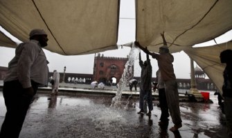 Poplave blokirale stotine turista