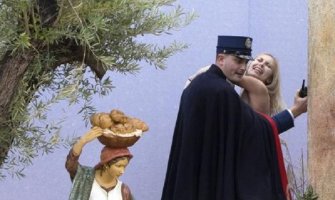 Članica Femena na Trgu Svetog Petra obnažila grudi  i ukrala bebu Isusa