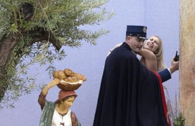 Članica Femena na Trgu Svetog Petra obnažila grudi  i ukrala bebu Isusa