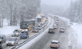 Zbog snježne mećave u francuskim Alpima blokirano 15.000 vozila