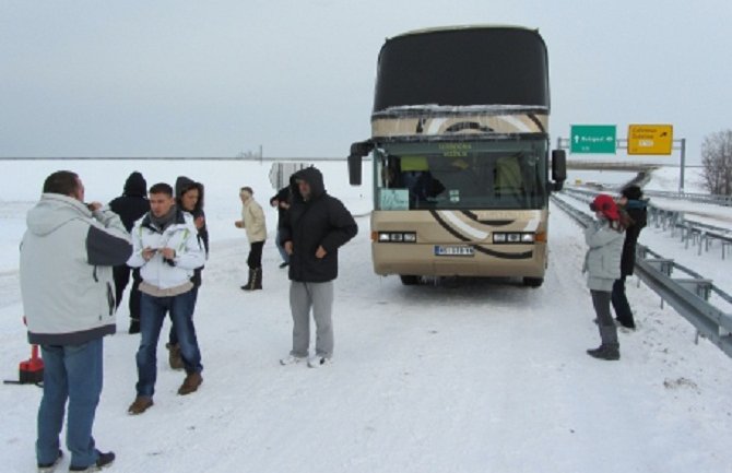 Autobus sa 73 turista iz Srbije stoji pokvaren u Mađarskoj