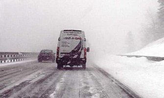 U protekla 24 sata 12 saoraćajnih nezgoda. Oprez zbog leda i snijega