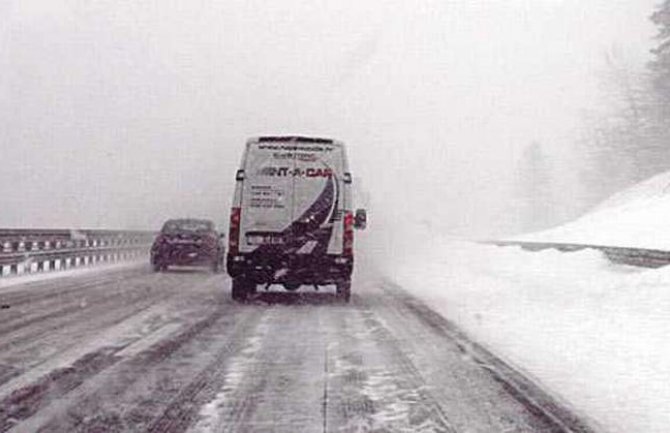 U protekla 24 sata 12 saoraćajnih nezgoda. Oprez zbog leda i snijega