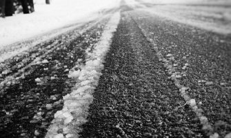 Na putevima ima leda i snijega, neophodna pažljivija vožnja