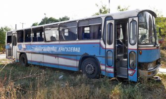 Kamenovan autobus sa Srbima u Đakovici 