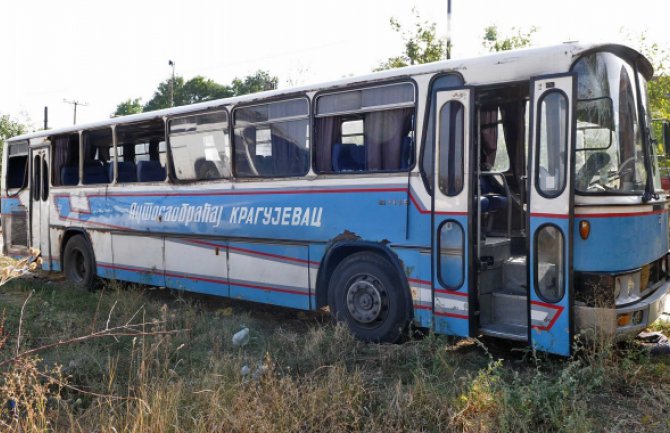 Kamenovan autobus sa Srbima u Đakovici 