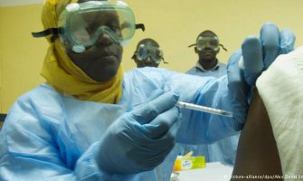 Volonteri primaju nove doze vakcine protiv ebole