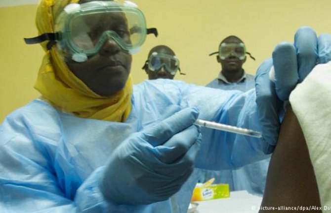 Volonteri primaju nove doze vakcine protiv ebole