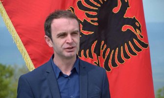 Ne postaje se poslanik preko medija praveći cirkus