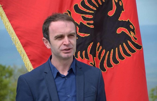 Ne postaje se poslanik preko medija praveći cirkus