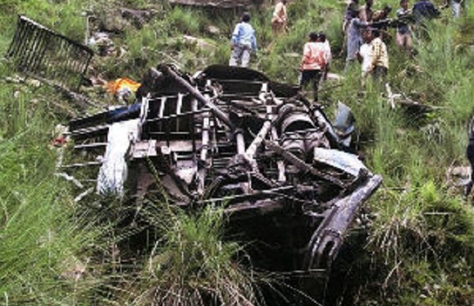 Najmanje 13 učenika poginulo u udesu 