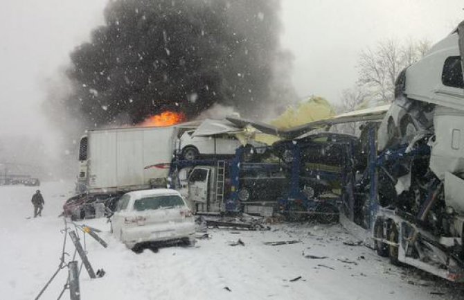 Lančani sudar 123 vozila, eksplodirao kamion sa vatrometom (VIDEO)