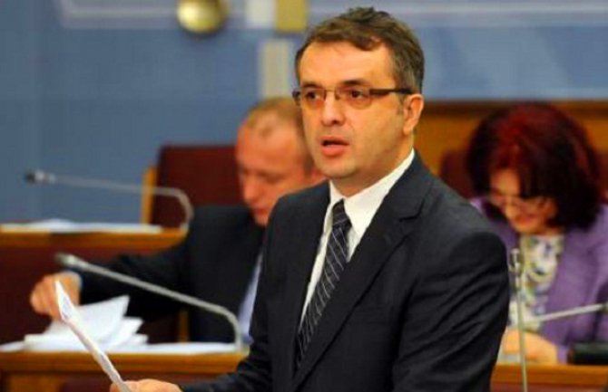 Ne mogu nam svaki dan nuditi NATO ili Tačija umjesto posla