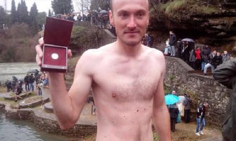  Bjelopoljac Mirko Kovačević prvi doplivao do Časnog krsta