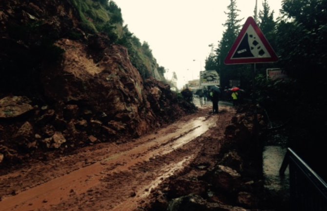 Vozači u šoku gledali kako stijene padaju