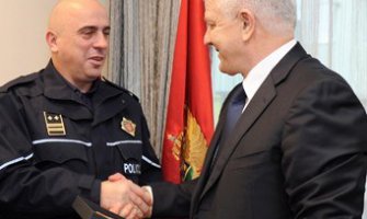 Plaketa za hrabrost policajcu koji je sprijčio pljačku