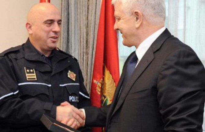 Plaketa za hrabrost policajcu koji je sprijčio pljačku