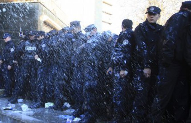 Priština: U nasilnim protestima povrijeđeno 19 policajaca i dva civila