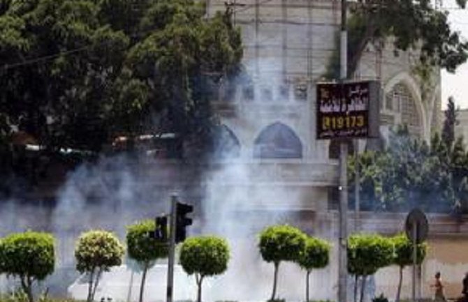 Napadači bacili bombu na policijsku patrolu, ranjena dvojica policajaca