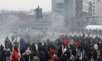  Policija suzavcem rasteruje demonstrante u Prištini