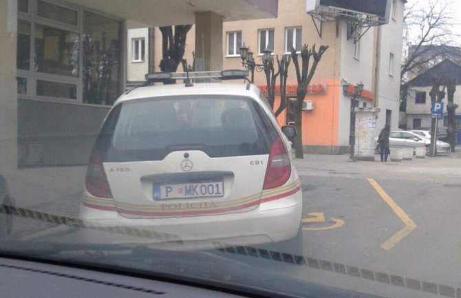 Novčana kazna od 50 eura policajcu zbog parkiranja na parking mjestu za OSI