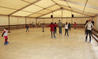 Mališani zimski raspust provodili na gradskom klizalištu