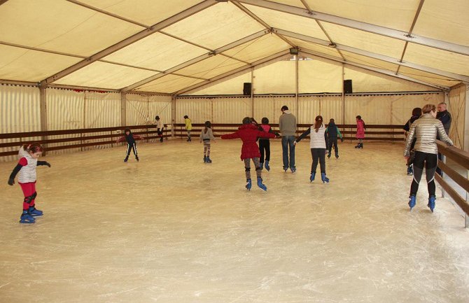 Mališani zimski raspust provodili na gradskom klizalištu