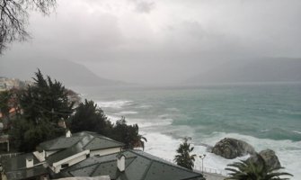 Na primorju vjetar rušio stabla, nosio krovove