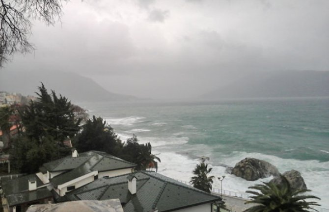 Na primorju vjetar rušio stabla, nosio krovove