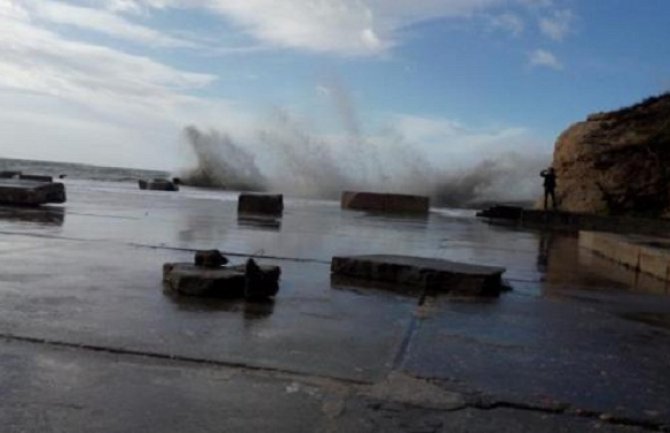 Nevrijem: Oštećena skela, plaže prekrila trava