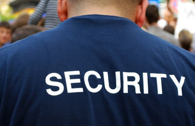 Policajci zbog malih plata prinuđeni da tezgare