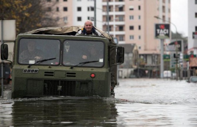 Poplave na zapadu Albanije: Evakisano stanovništvo iz 250 kuća u Fieru i Vlori 