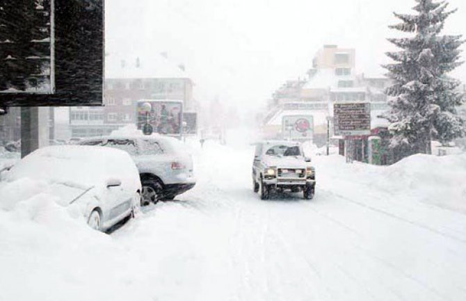 Žabljak dobio struju, mnoga mjesta i dalje u mraku